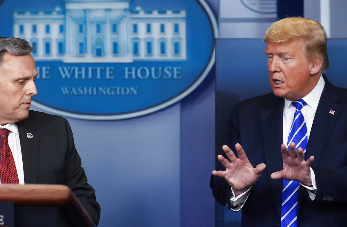 Et pressemøde, som satirikere ikke kan få nok af: 23. april vendte Donald Trump sig mod Bill Bryan (tv), forskningschef i Department of Homeland Security, for at foreslå at undersøge, om man kan føre lys eller desinficeringsmidler ind i kroppen for at bekæmpe coronavirus. Foto: Ritzau Scanpix / Reuters