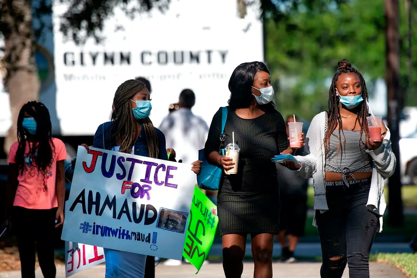 »Retfærdighed for Ahmuad«, stod der på demonstranters skilte under protesten fredag.