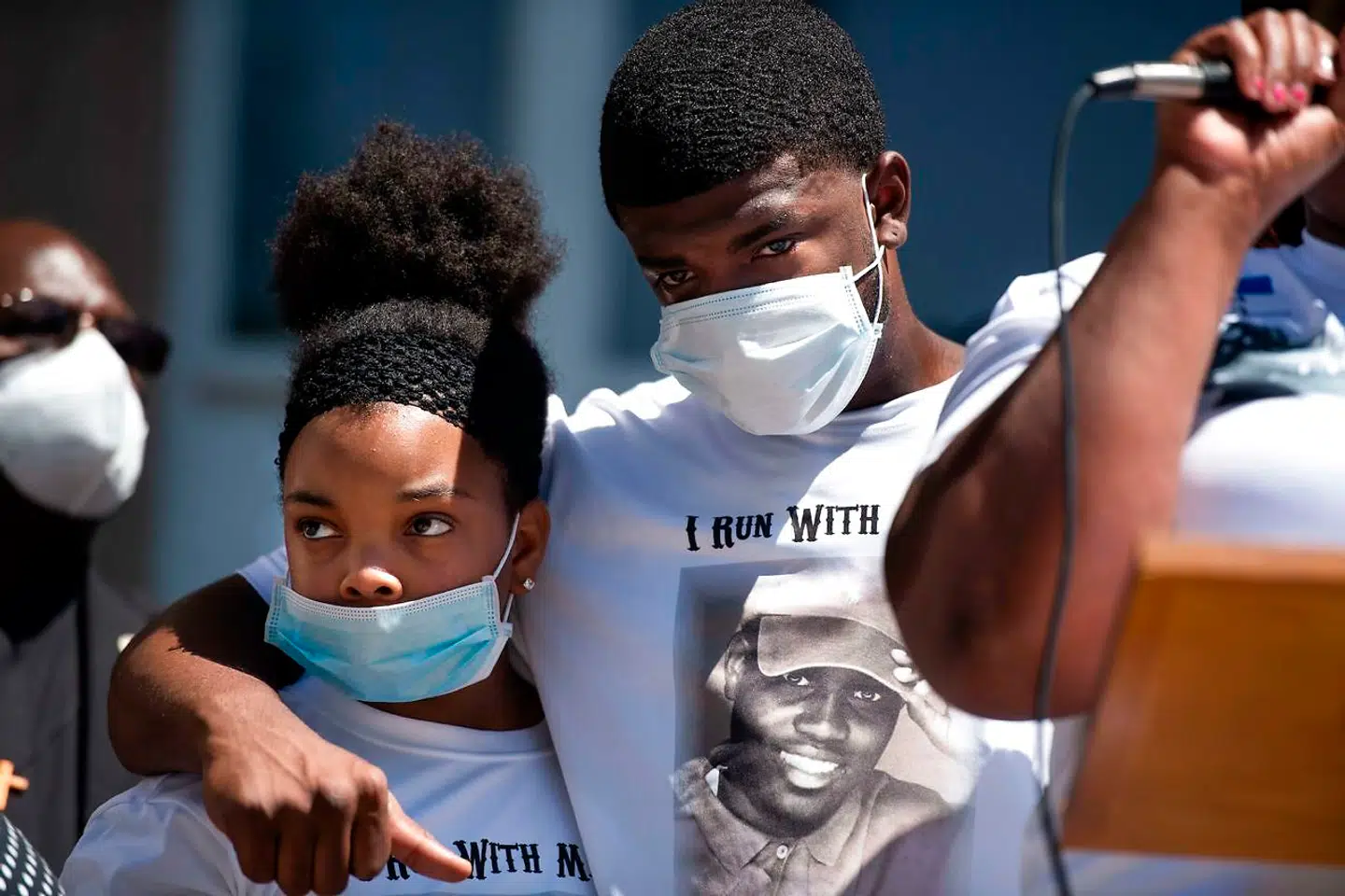 »Jeg løber med Maud,« stod der som en slags støtteerklæring til den dræbte på demonstranternes T-shirt med et billede af den myrdede jogger.