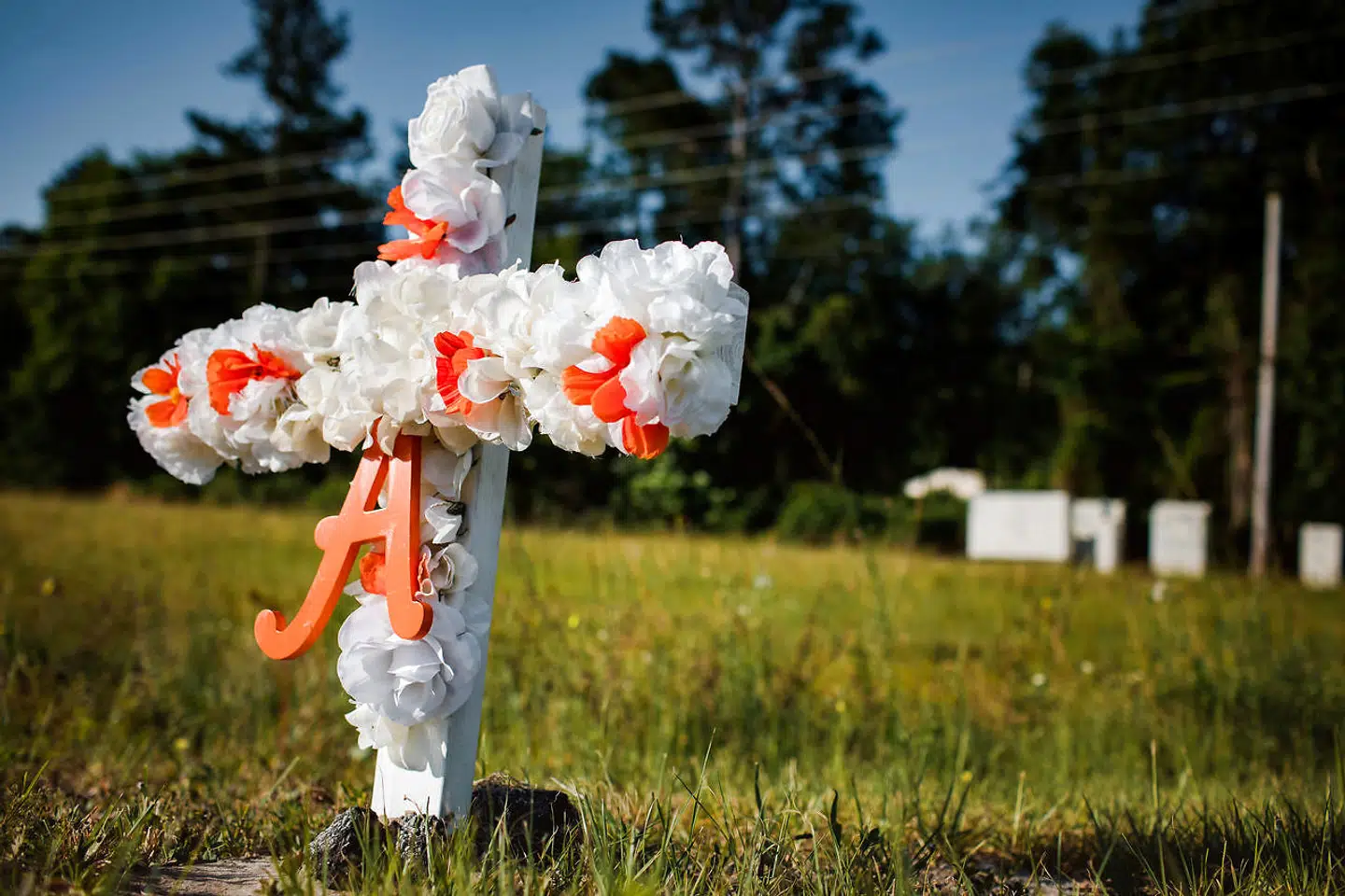 Et hvidt og orange kors med et »A« for det første bogstav i Ahmaud Arberys fornavn og efternavn ved indkørsel til det kvarter, hvor han blev skudt ned, mens han var ude at løbe en tur.