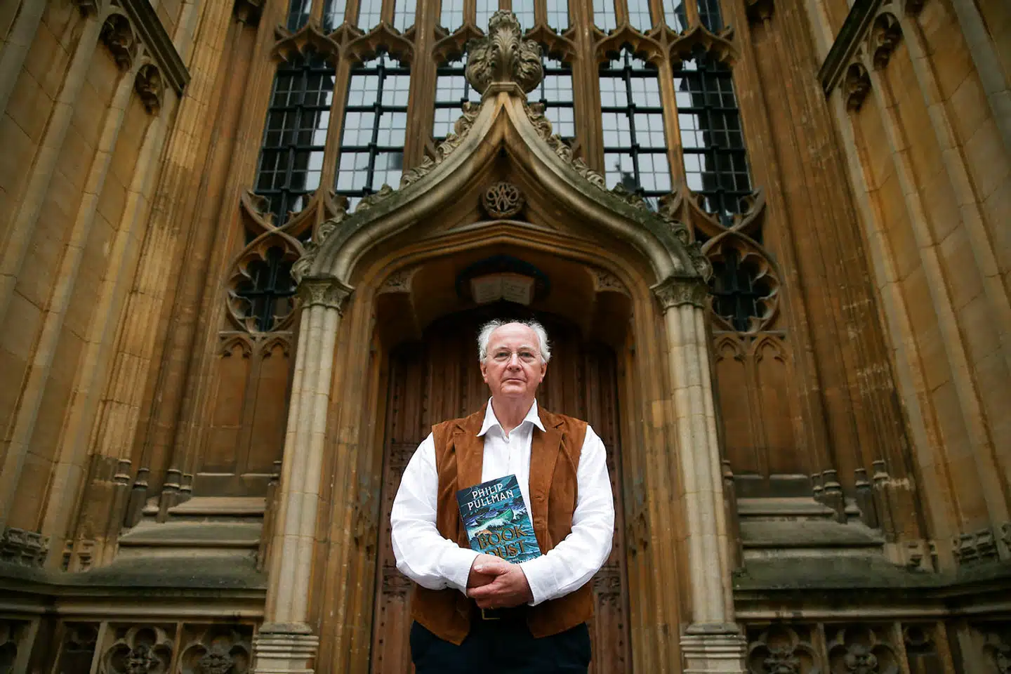 Den britiske forfatter Phillip Pullmann foran Bodleian Biblioteket i Oxford, som også har tjent som inspiration for ham i hans nye trilogi.