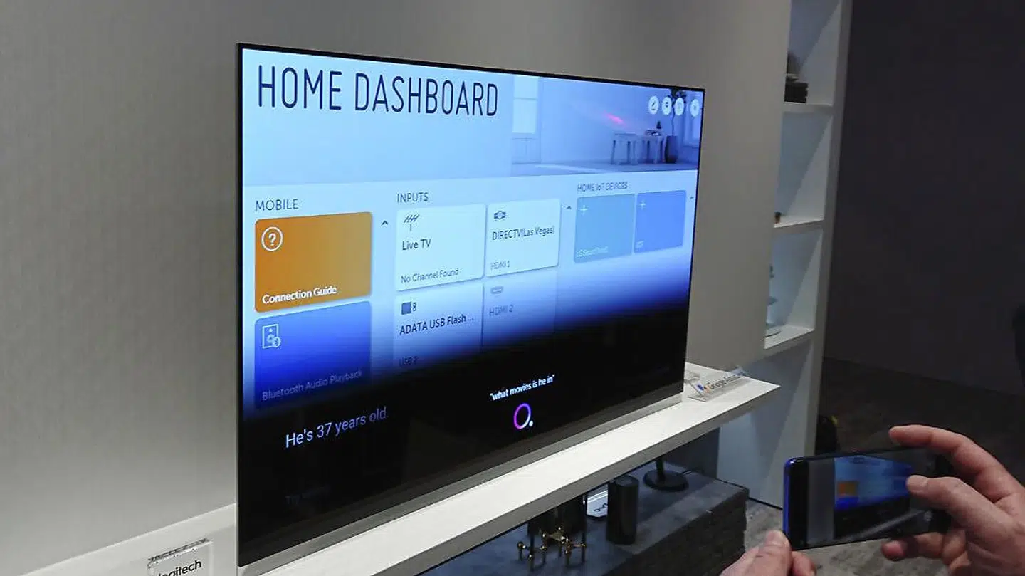 På TV-skærme som denne fra LG kan man kalde kontrolpanelet for det smarte hjem frem. Her vil alt, der er sluttet til, kunne ses, uanset om det er på mobiltelefoner, koblet direkte til TV-skærmen eller apparater som vaskemaskine, elektriske pærer, rullegardiner eller ovnen. Med også Google Assistant i pakken kan man indtale sine kommandoer via LGs fjernbetjening, hvorpå LGs system, ThinQ, selv sørger for, at det rigtige program gør, hvad det bliver bedt om. Man kan også klikke sig til for eksempel vaskemaskinen og sætte den i gang.