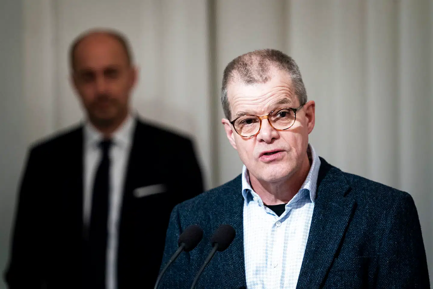 For tre uger siden var myndighedernes frygt for »overoptimisme« en af årsagerne til, at store dele af Danmark forblev lukket. I dag er beskeden fra myndighederne anderledes. Nu kan man ikke længere vurdere de psykologiske effekter, forklarer flere partiledere. »Det tyder jo på, at det her var en politisk besked, som Kåre Mølbak leverede på det tidspunkt for at sikre, at forhandlingerne gik den vej, som regeringen ønskede,« siger Liberal Alliances politiske leder, Alex Vanopslagh.