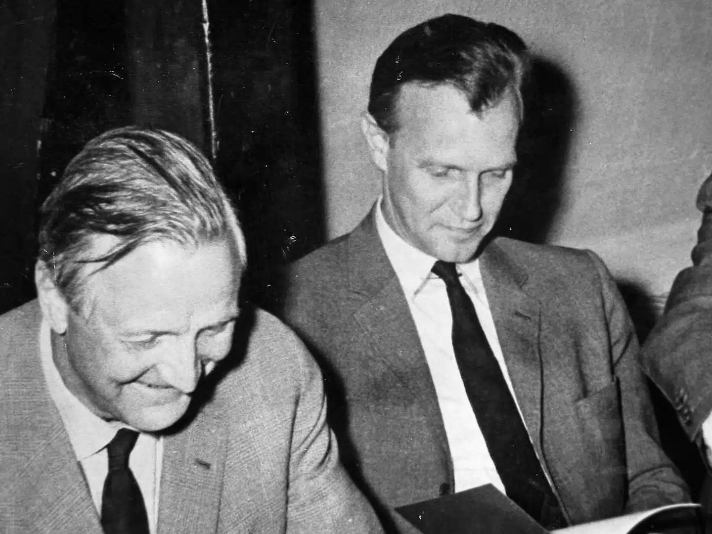 Ostegrossist og Louisianas stifter Knud W. Jensen (tv.) opkøbte i 1952 Gyldendal og installerede sin ven med mere Ole Wivel (th) i direktørstolen.