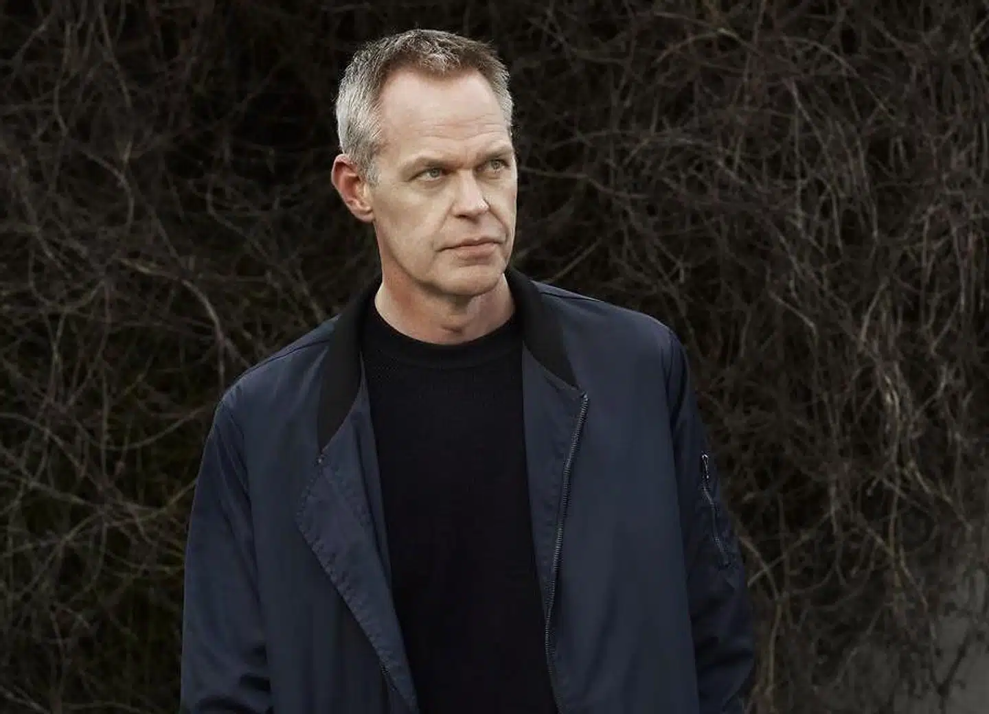 »Med kolde hænder og varmt hjerte cykler man gennem den mørke, smukke by, mens Franz Beckerlee – for det indre øre – spiller en fed og følsom guitarsolo, der passer perfekt til en måneløs nat som den her,« skriver forfatteren Michael Robak.