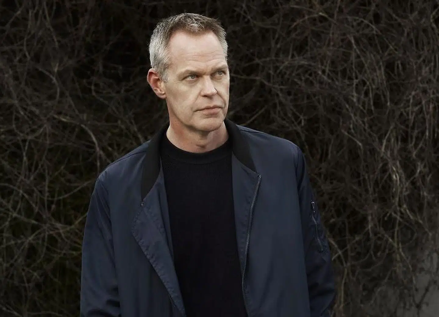 »Med kolde hænder og varmt hjerte cykler man gennem den mørke, smukke by, mens Franz Beckerlee – for det indre øre – spiller en fed og følsom guitarsolo, der passer perfekt til en måneløs nat som den her,« skriver forfatteren Michael Robak.