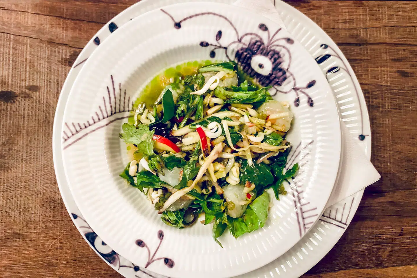 Jomfruhummer i hyldeblomstdressing med salat og æbler.