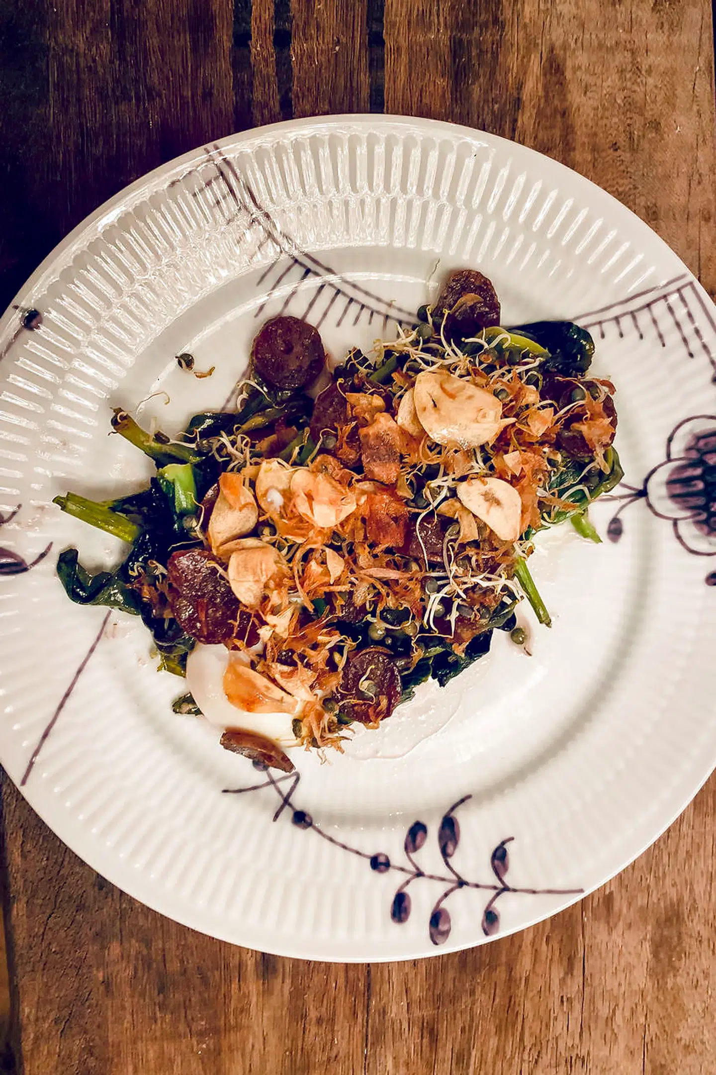 Stir-fry med kinesiske pølser, æg og friteret hvidløg.