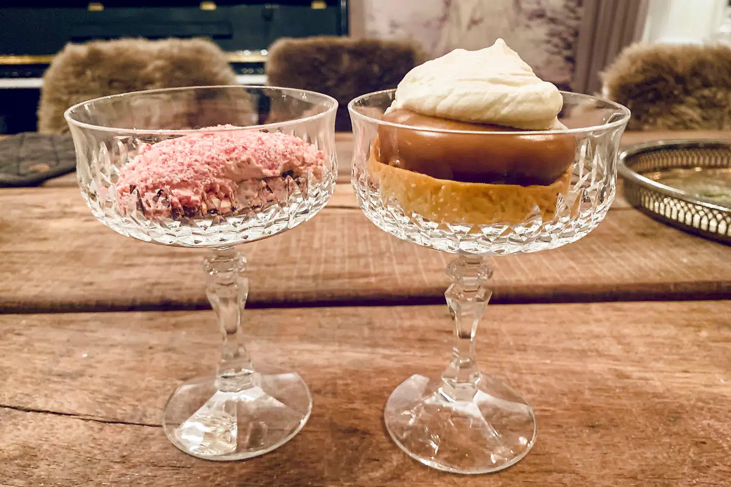 Desserterne fra Tigermom var knivskarpe: til venstre chokolademousse med hindbær og til højre banantærte med karamel.