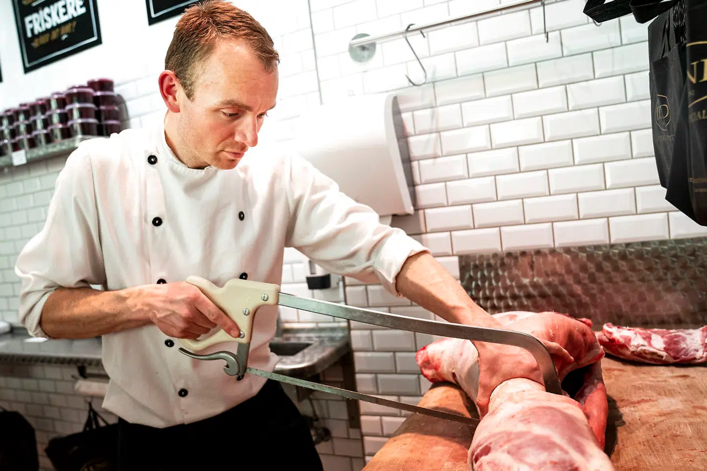 Jan Lund ejer slagterforretningen Slagter Lund. Han frygtede at coronakrisen kunne tage livet af forretningen, men det er mod forventning gået i den modsatte retning.