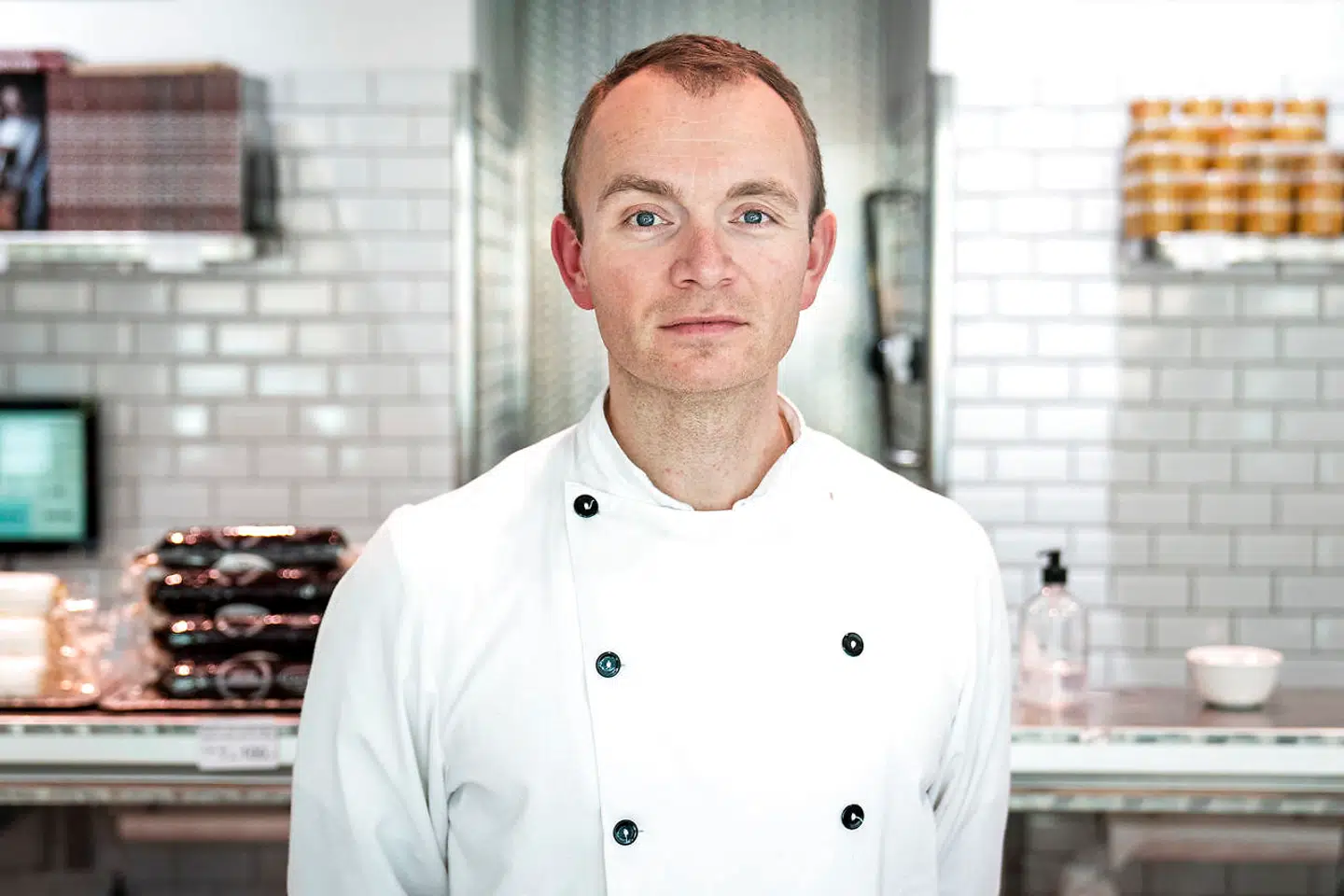 Slagter Jan Lund er overrasket over, at det er lykkedes for virksomheden at komme gennem første del af coronakrisen med skindet på næsen.