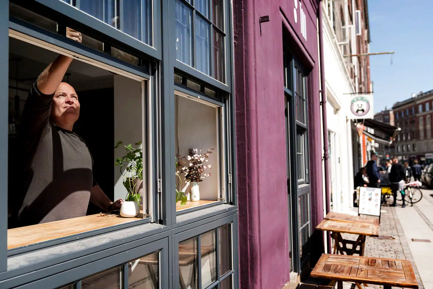 Restaurant 12 på Enghave Plads åbnede i efteråret og har sat alt ind på at overleve. Indehaver Flemming H. Larsen gør klar til, at de forhåbentlig snart kan åbne igen.