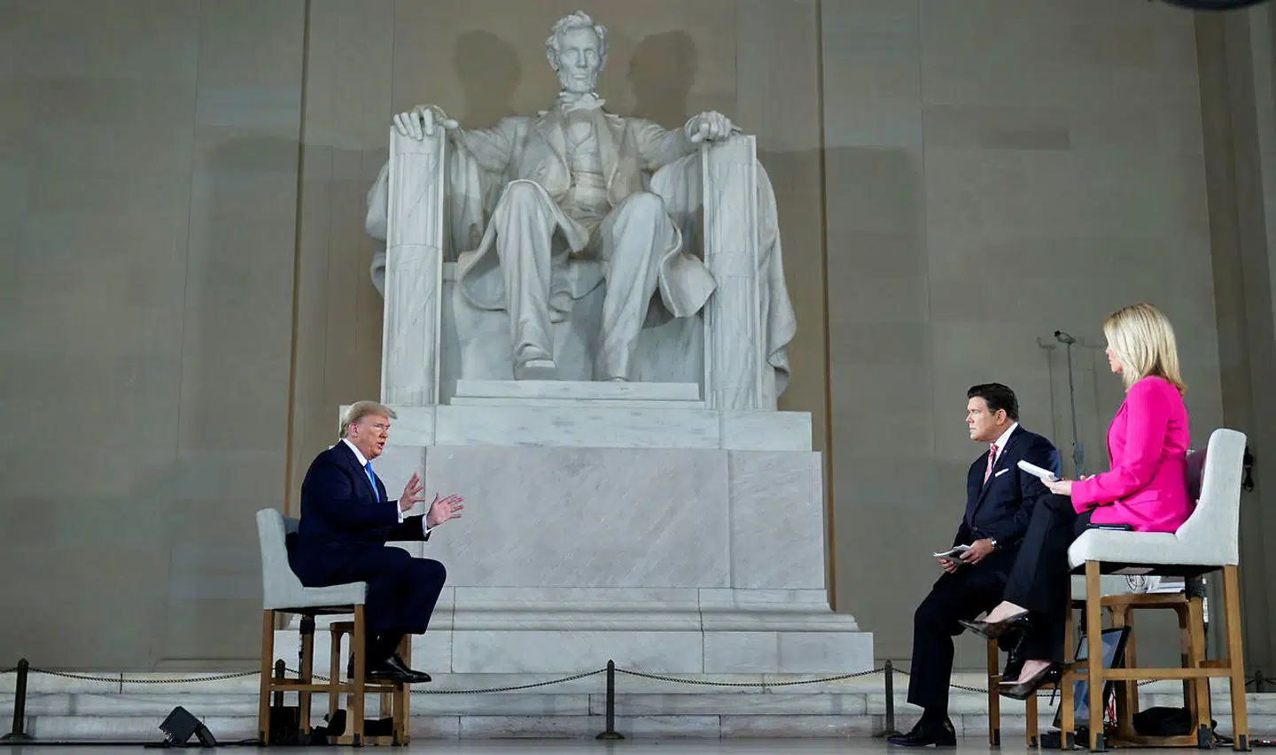 Præsident Donald Trump bliver interviewet af Fox News-værterne Bret Baier og Martha MacCallum, mens de sidder foran den berømte statue af Abraham Lincoln inde i Lincoln Memorial i Washington, D.C.