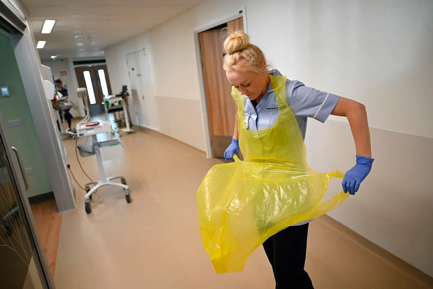 I mangel på beskyttelsesdragter er sundhedspersonalet på de britiske hospitaler blevet opfordret til at iføre sig forklæder som dette.