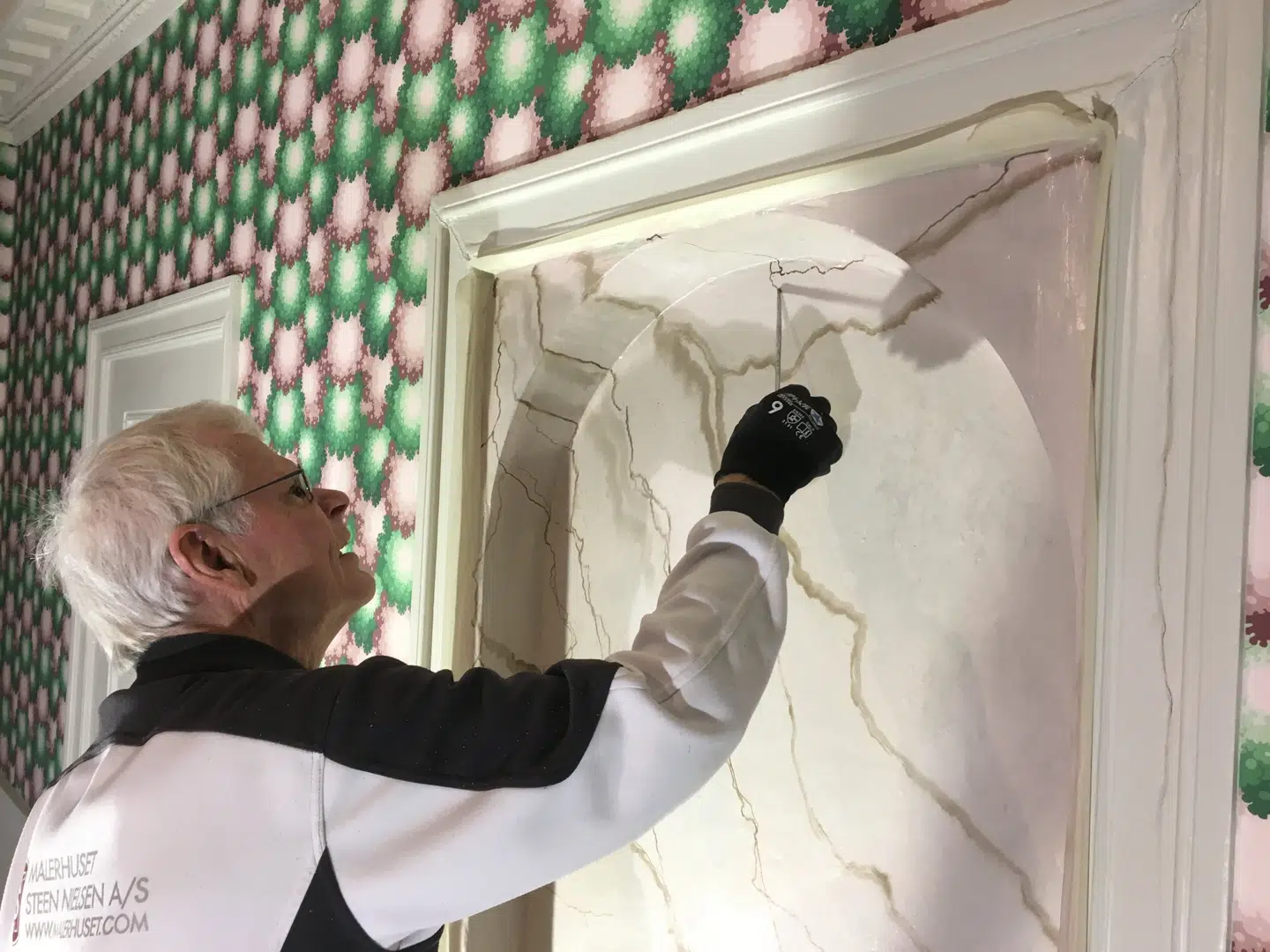 Alle tapeter i Fasangården er genskabt som de så ud i sin tid. Her er det Per Gerlach, der genskaber marmorering på væggen.