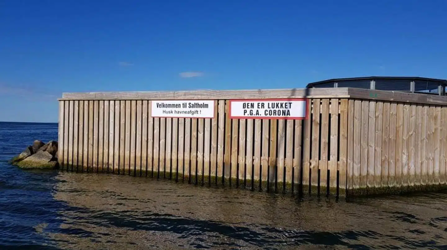 Disse skilte møder folk ved indsejlingen til Saltholm Havn.