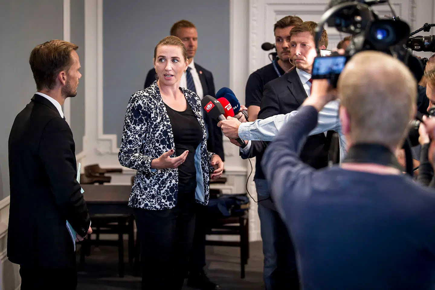 600 virksomheder er reelt afskåret fra at få fuld adgang til statens hjælpepakke om lønkompensation. Beskæftigelsesminister Peter Hummelgaard (tv.) mener, at tolkningen af reglerne hænger fint sammen.