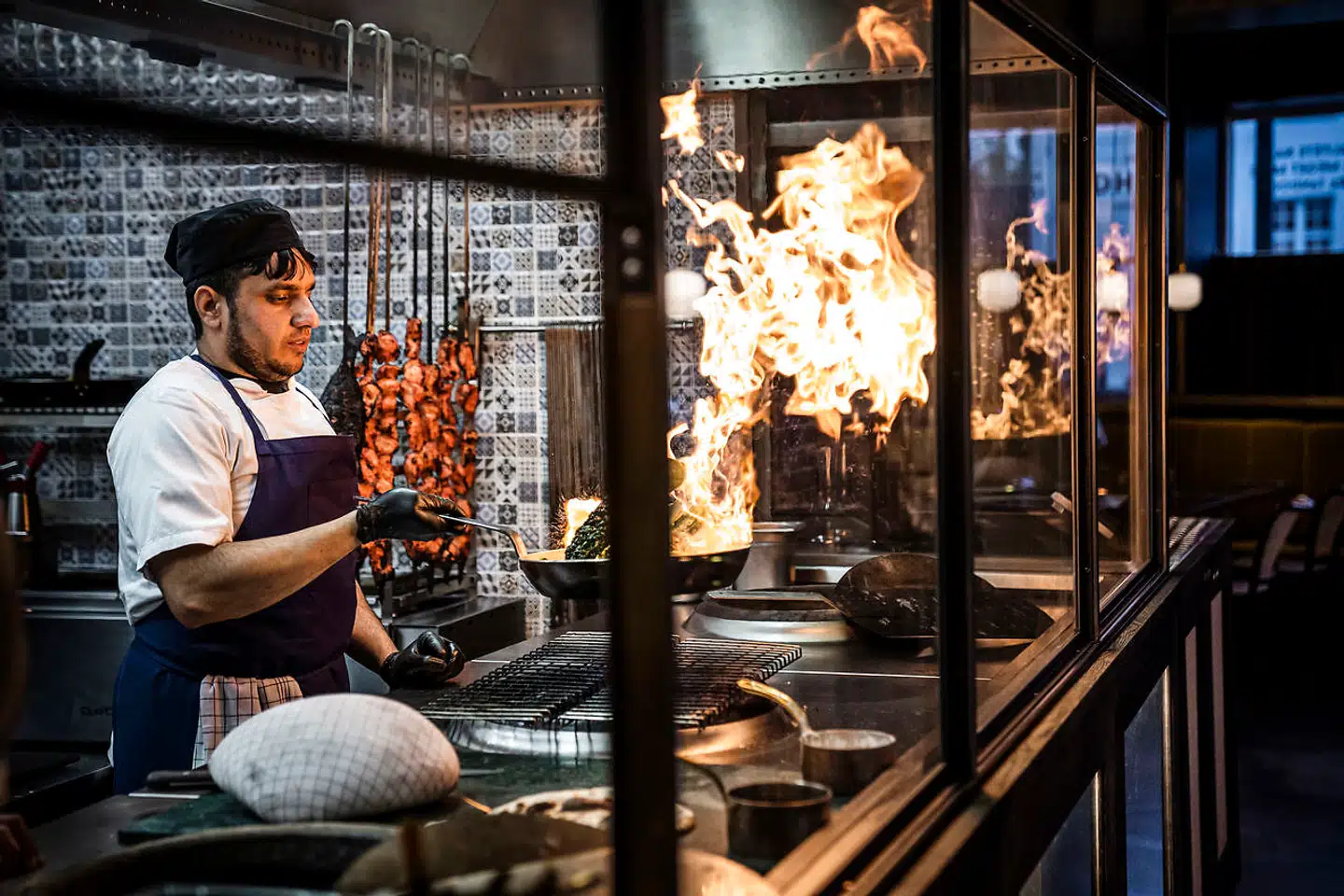 Der er tydelige tegn i sol og måne på, at danskerne fra mandag igen vil kunne gå på restaurant. Her er det Dhabi Tandoor, en indisk restaurant på Strandvejen i Hellerup.