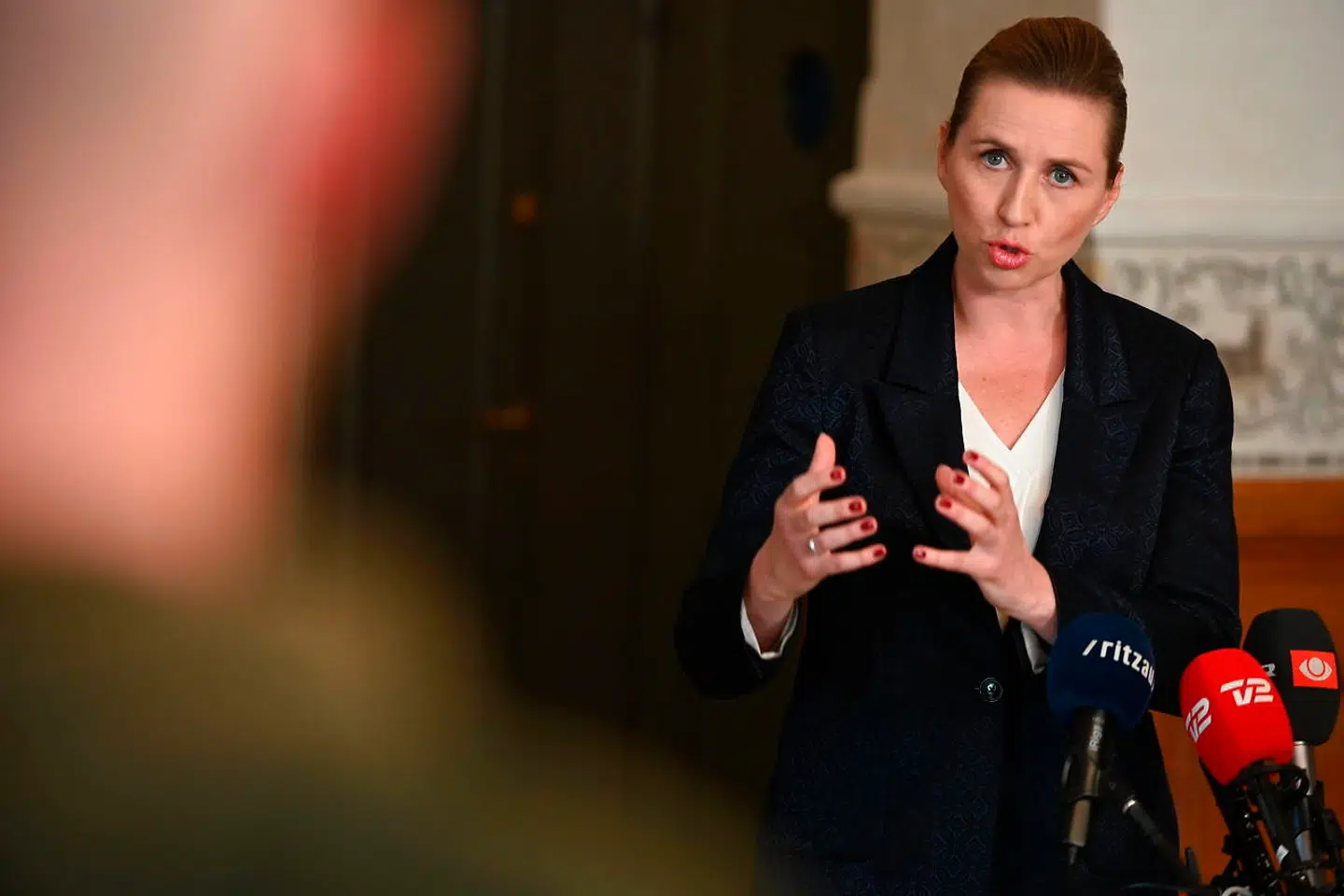 Statsminister Mette Frederiksen (S) før partiledermødet onsdag om genåbningens næste fase. Hun peger blandt andet på skolegang for de store elever, genåbning af restauranter, men også superligafodbold som nogle af de steder, hvor der kan åbnes.