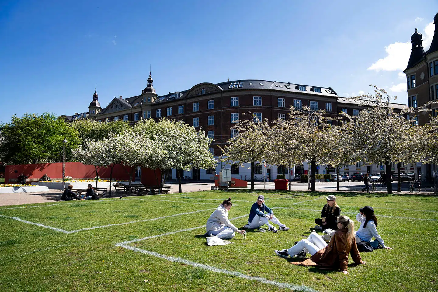 Arkivfoto: En økonomisk rapport om effekten af coronatiltag peger på store risici ved genåbning.