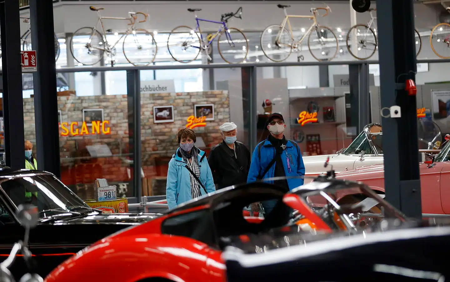 Det tekniske museum i Sinsheim i Tyskland kunne forleden genåbne efter at have været lukket på grund af coronakrisen. De besøgende skal bære mundbind, når de går gennem udstillingen.