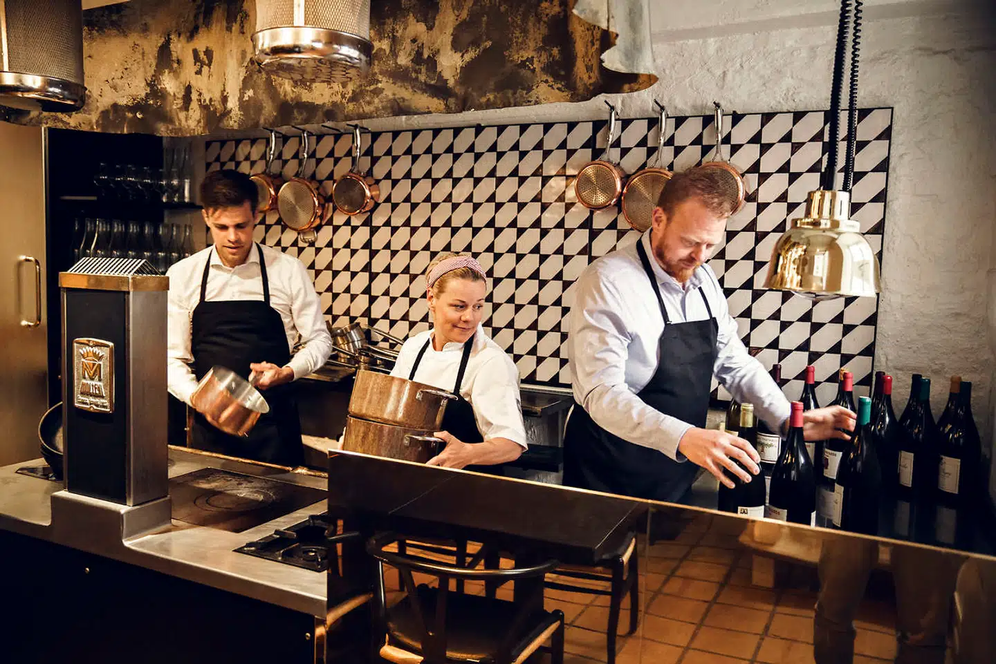 Rasmus Amdi Larsen, Karina Pedersen og Simon Olesen i køkkenet på Møntergade.