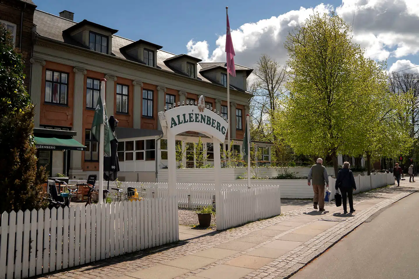 Alléenberg har eksisteret siden 1924, men coronakrisen har lukket værtshuset ned for en tid. Nu afholder stedet en crowdfunding-kampagne, som skal lappe nogle af hullerne i budgettet.