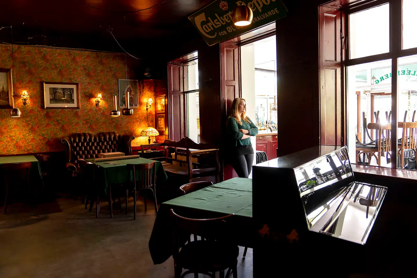 Klaveret er ofte samlingspunkt for en munter aften på Alléenberg, hvor gæsterne gerne står som sild i en tønde, fortælller værtshusets førstedame, Marianne Ørnebjerg.