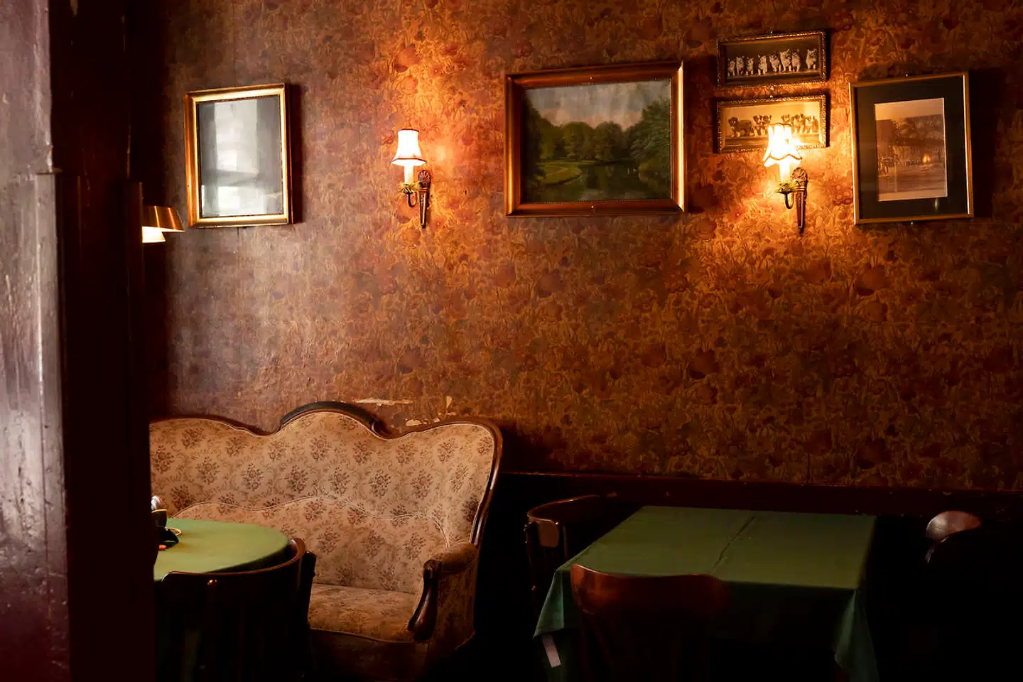 Det er en anderledes fornemmelse at træde inden for på Alléenberg for tiden, hvor de gamle møbler ikke har haft siddende gæster i over en måned.