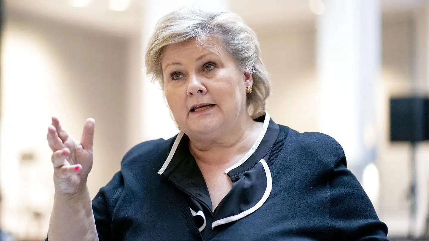 Den norske statsminister Erna Solberg under den daglige oppdatering om coronavirus-situationen. For første gang udgør aldersgruppen 20-29 den største andel af smittede i Norge målt ud fra befolkningstallet.