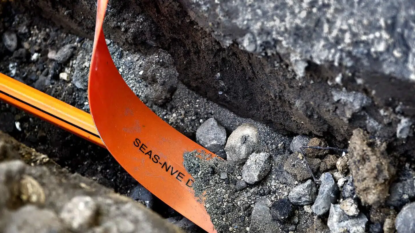 Fibia lægger lysoptiske fiberkabler ud for sine ejere – energiselskaberne SEAS-NVE og NRGi. Fibernettet kan levere lynhurtig internetforbindelse, TV og telefoni.