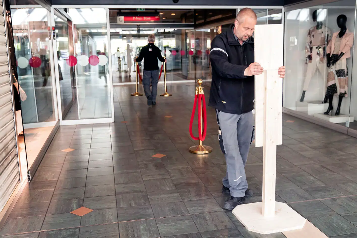 Rødovre Centrum håber på at kunne åbne fuldt op snart. Informationskilte og håndsprit bliver sat op ved indgangen.
