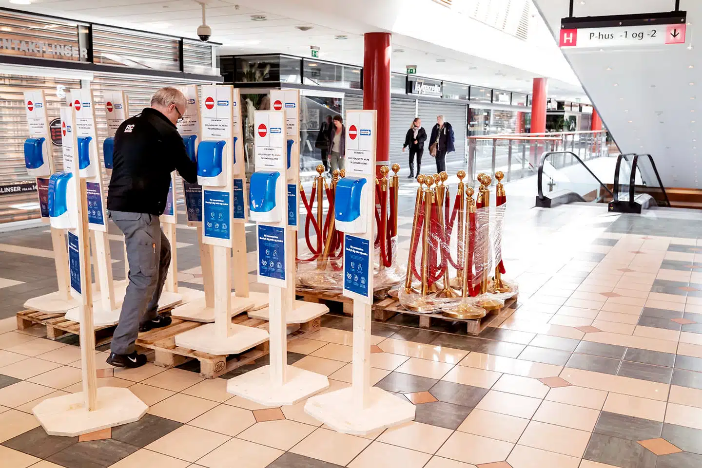 Et stort antal spritdispensere bliver fordelt i storcenteret. Rødovre Centrum har udarbejdet en liste med 18 forholdsregler, der skal sikre, at en genåbning kan ske uden alt for stor smitterisiko.
