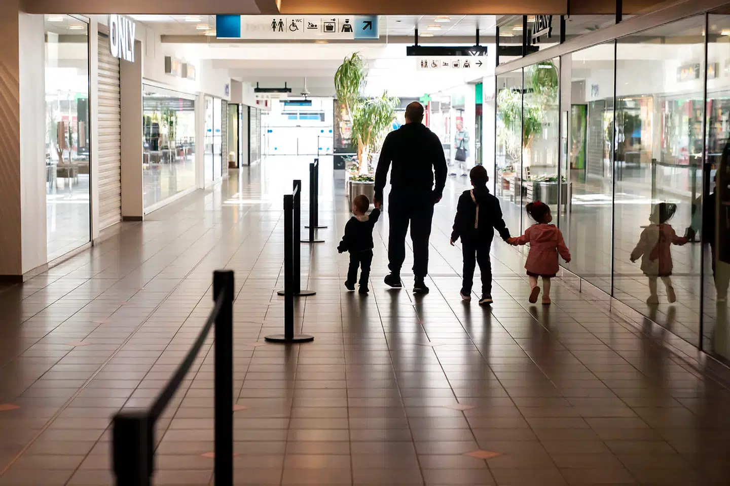 Enkelte butikker har haft lov til at holde åbent, alt imens det meste af Danmark har været lukket. Det drejer sig hovedsageligt om dagligvarebutikker.