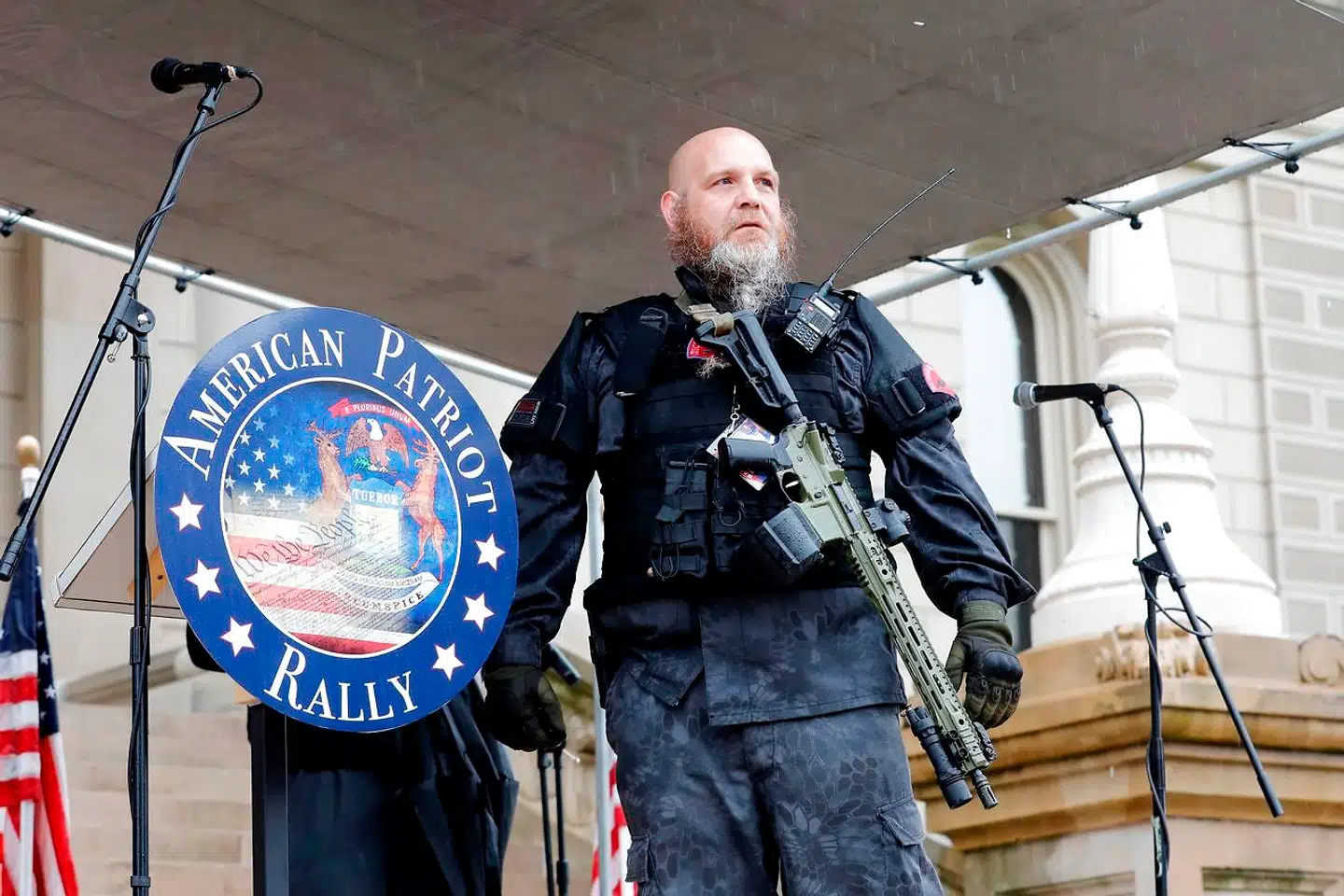 Bevæbnede demonstranter sørgede ifølge dem selv for sikkerheden under, hvad de selv kaldte et stævne for amerikansk patriotisme, American Patriot Rally, da mellem 400 og 700 demonstranter stormede regeringsbygningen i Michigan for at stoppe guvernør Gretchen Whitmers forlængelse af »bliv hjemme«-ordren.