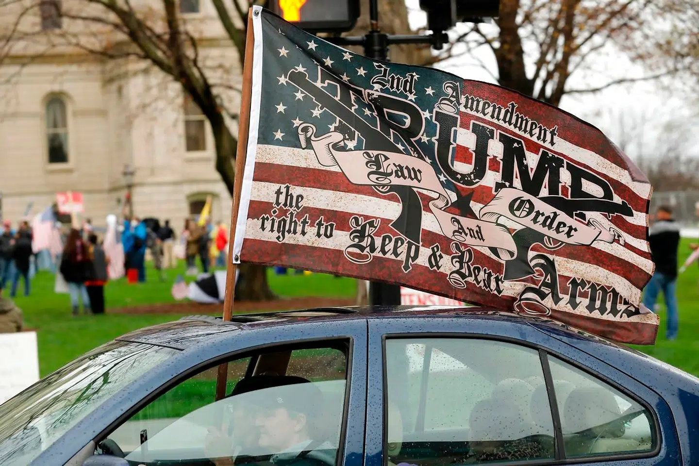 »Trump – lov og orden og retten til at bevare og bære våben,« står der på flaget, hvor der henvises til Forfatningens Anden Tilføjelse, som omhandler netop dette spørgsmål.