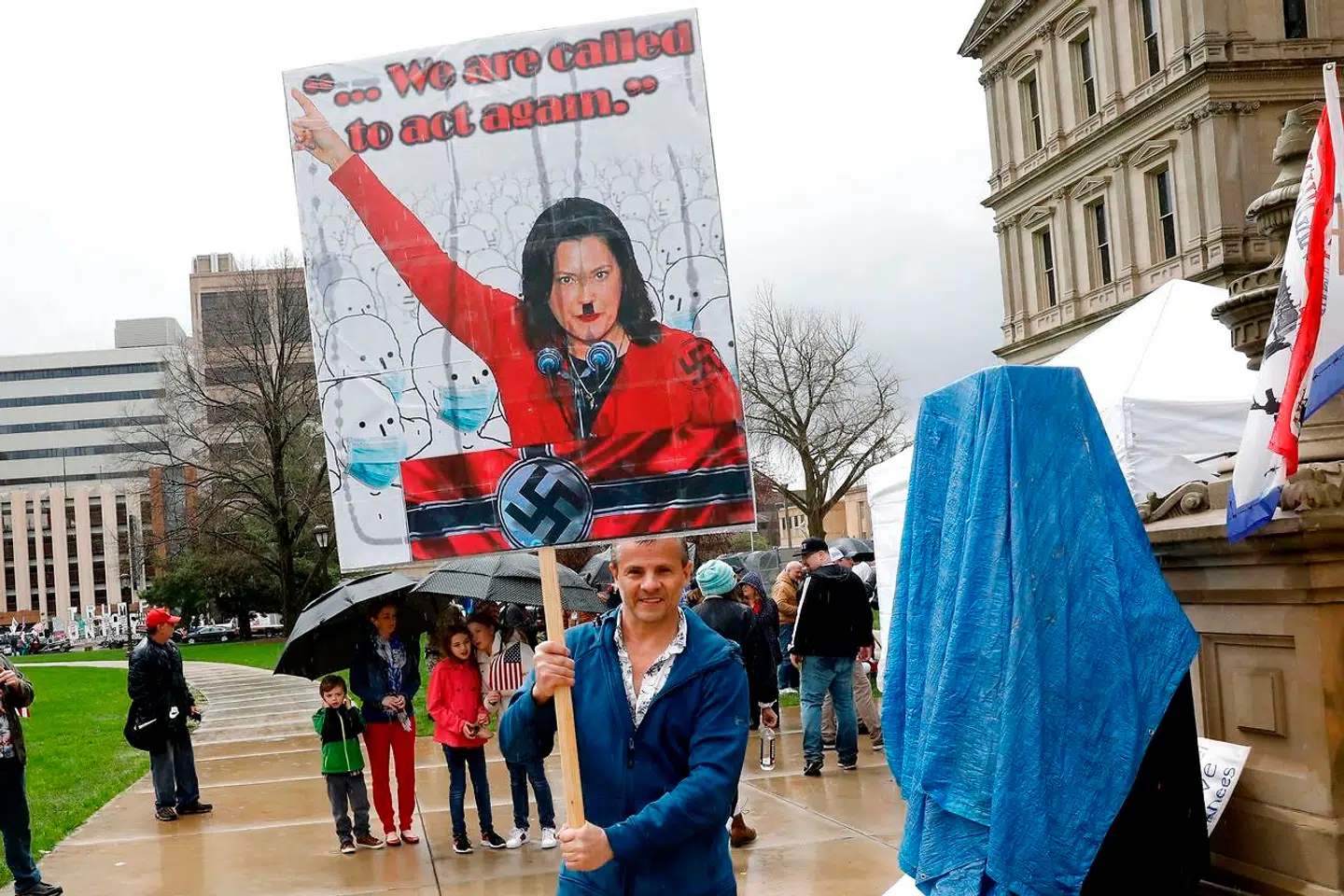 Samtidig med at der var naziflag med i demonstrationen, blev guvernør Gretchen Whitmer også fremstillet som en ny Adolf Hitler.