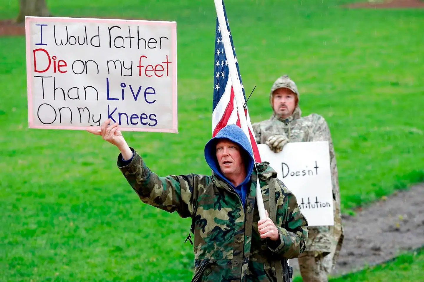 »Jeg vil hellere dø på mine fødder end leve på mine knæ.« Budskabet handler om, at hver femte nu er arbejdsløs i Michigan. På seks uger har 30 millioner amerikanere søgt om understøttelse.