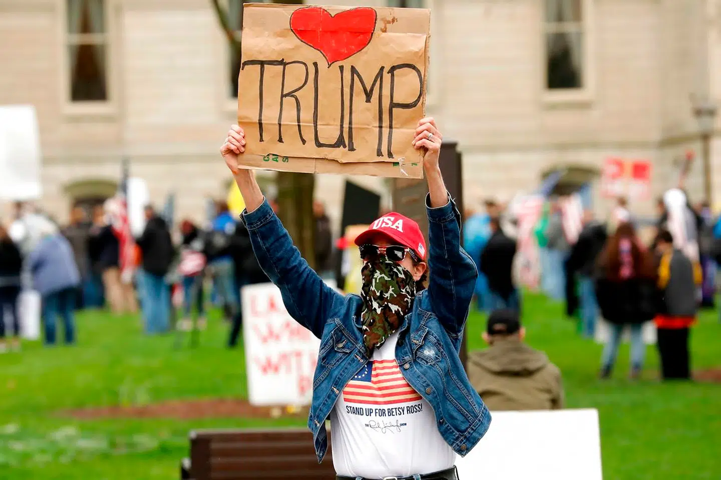 Bag demonstrationerne om at åbne samfundet op hurtigt står Trump-støtter. Meningsmålinger viser dog, at langt de fleste amerikanere foretrækker ikke at åbne for hurtig af frygt for coronavirussen.