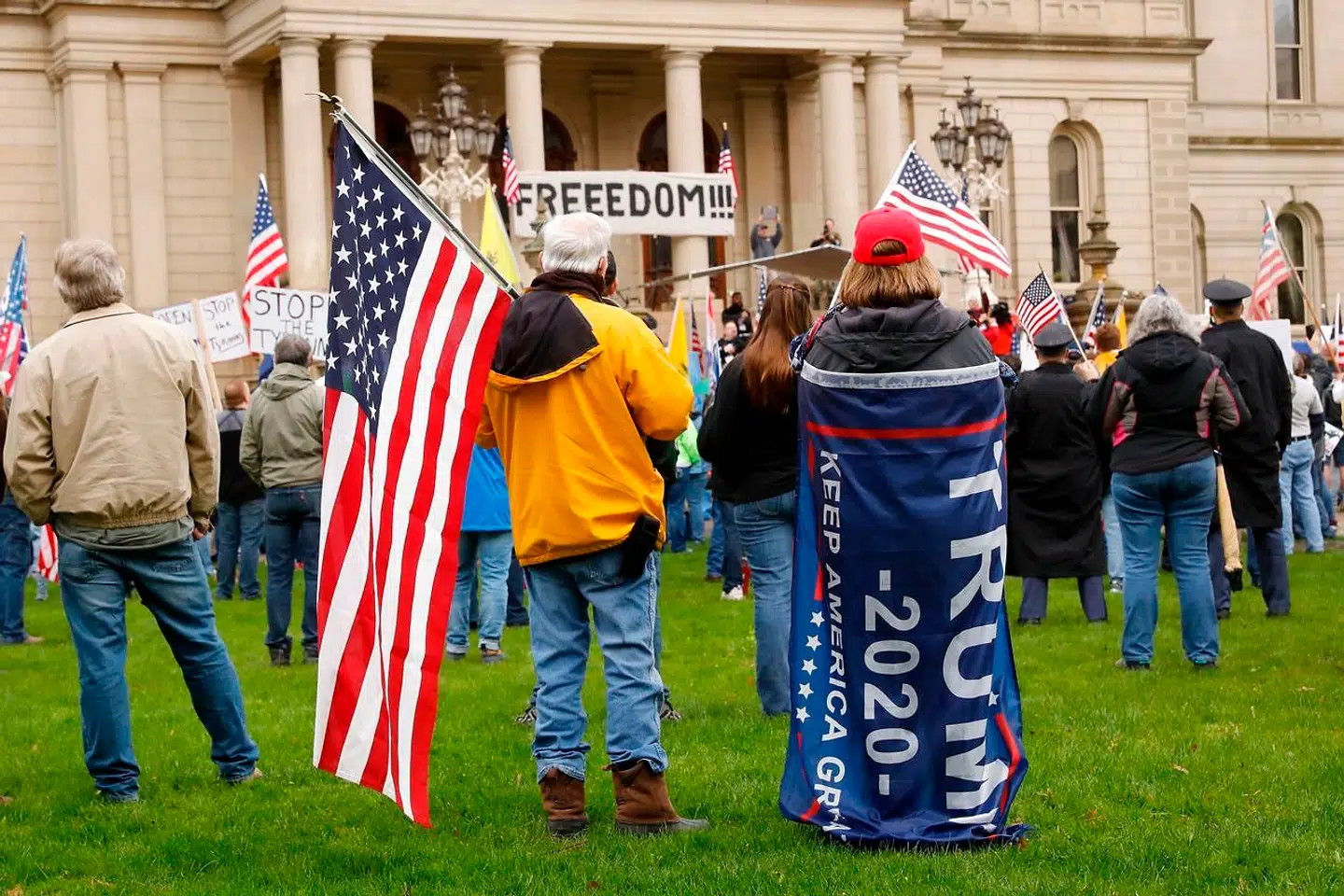Demonstrationerne handler om andet end økonomi – nemlig »freedom«. De protesterende mener, at deres frihed bliver begrænset ved påbud om at bære maske.