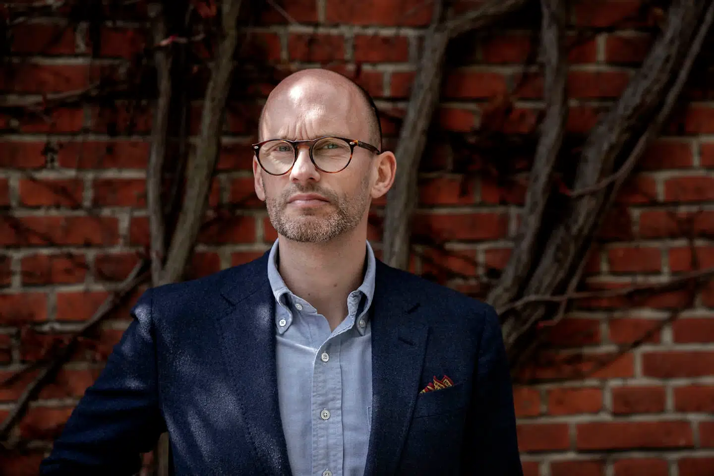 Peter Gjesing er far til en treårig pige, hvis børnehave er rykket ud i et telt på en græsmark i København. Han er en af flere forældre, der klager over forholdene i den nye børnehave.