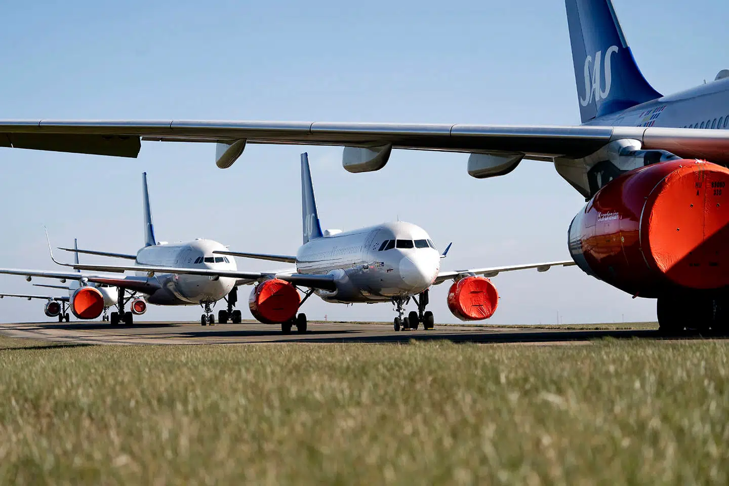 Flyene har nu ændret placering til de parkeringspladser, som de holder på under normale forhold. Der holder de dog kun parkeret i korte perioder, hvor det er væsentligt færre fly, der står stille på jorden. Det er derfor et usædvanligt syn, at der nu står så mange fly parkeret på samme tid.