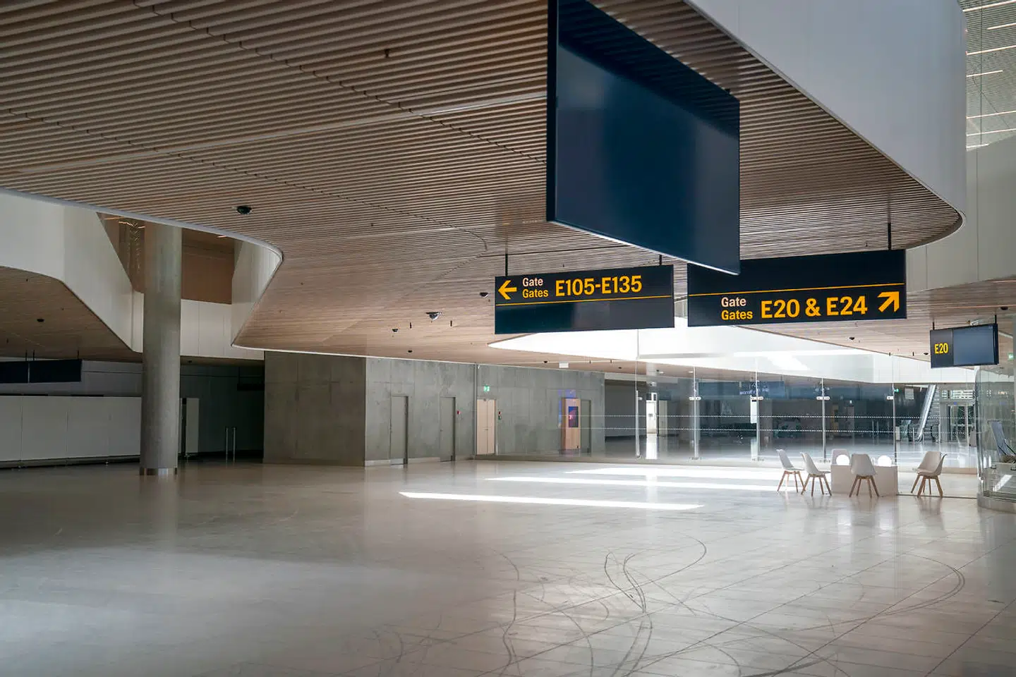 Det er ikke kun udendørs, at alt står stille ved Københavns Lufthavn. Også indendørs er det mennesketomt som følge af coronakrisen.