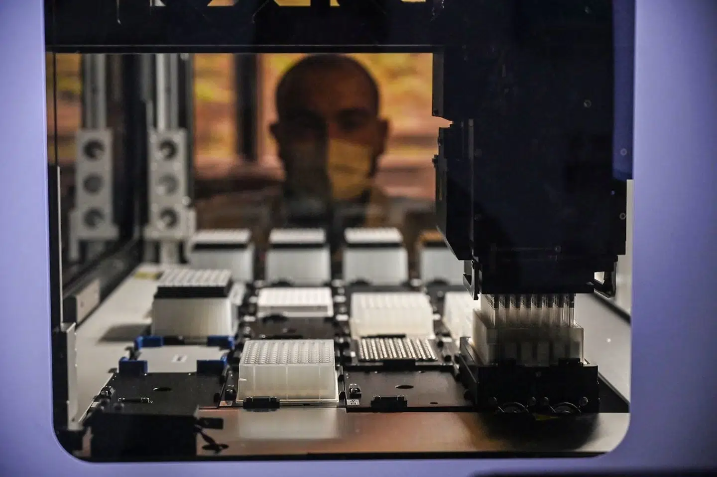 Personale på Hôpital Croix-Rousse i Lyon i færd med at PCR-teste prøver for coronavirus. Hospitalet, der er Frankrigs førende inden for virusinfektioner, vil nu forske videre i parisiske lægers opdagelse af et covid-19-tilfælde fra december.