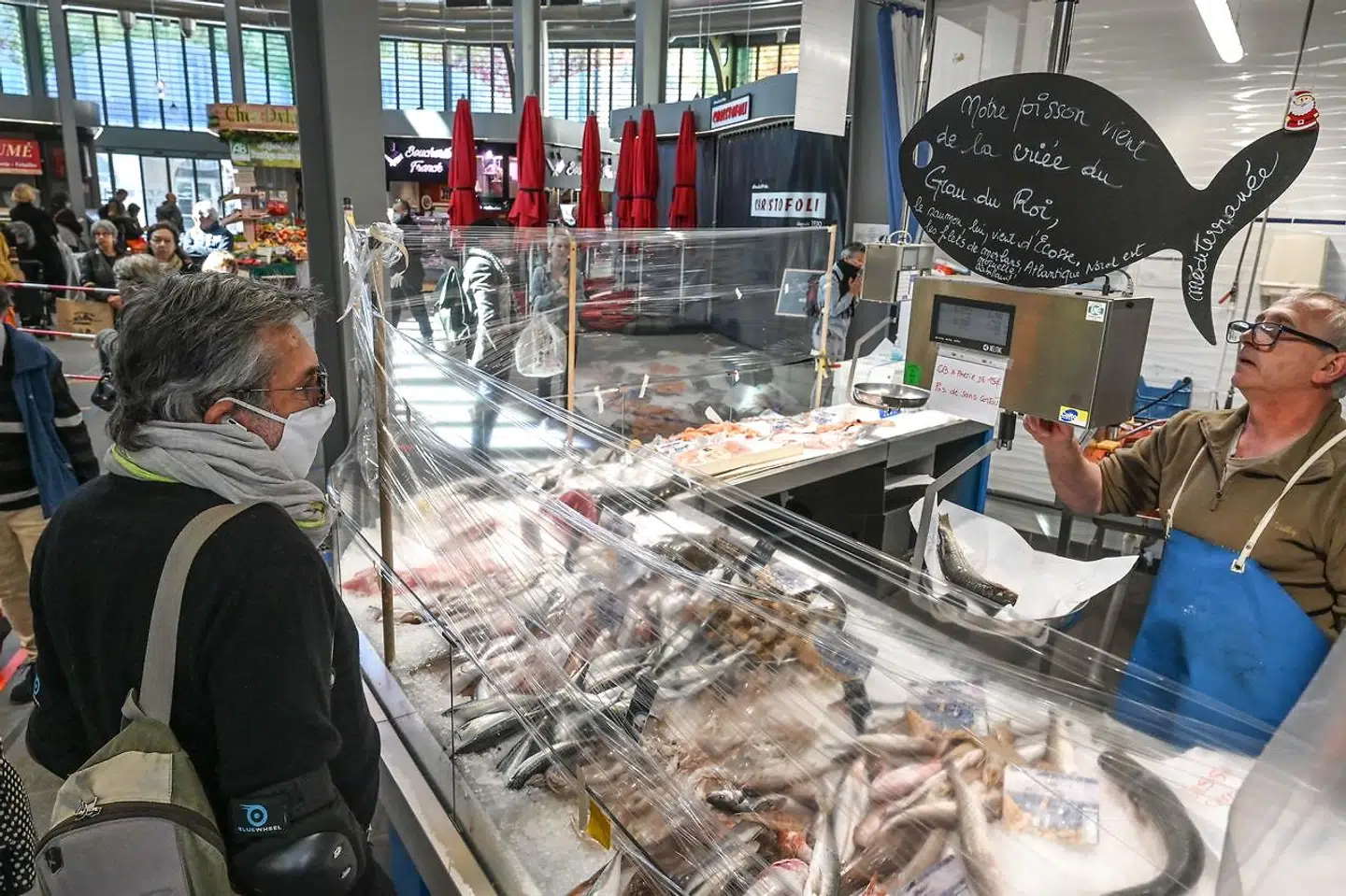 Den tidlige covid-19-patients kone arbejder i et supermarkeds fiskeafdeling, og lægerne gætter på, at det er hende, der har haft sygdommen med hjem. En teori om, at smitten skulle stamme fra fiskene, bliver dog skudt ned af eksperter.