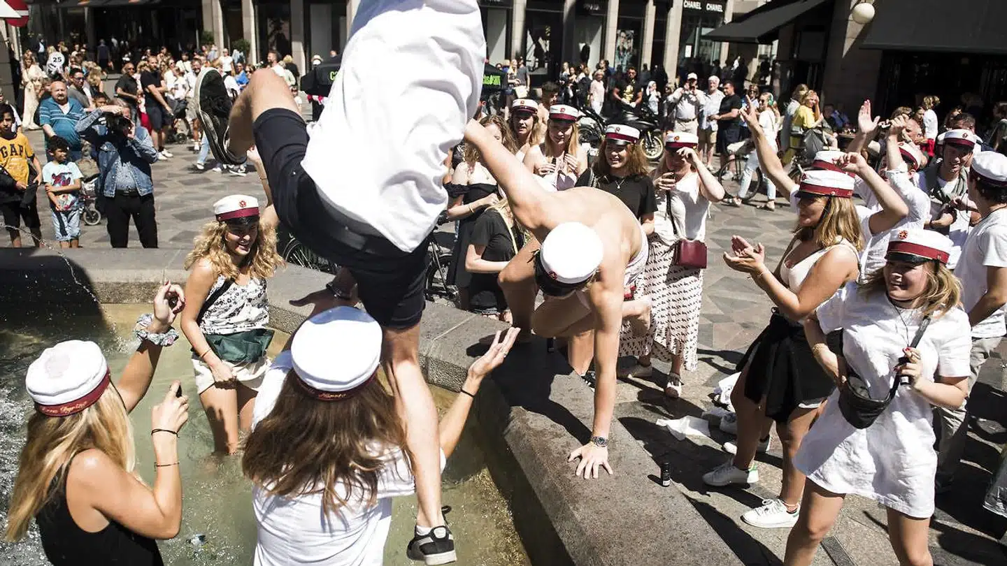 88,7 procent af de unge fra folkeskolens afgangsklasser har fået opfyldt førsteprioriteten for, hvor de efter sommerferien helst vil tage en almen gymnasieuddannelse. Her er det nyudsprungne studenter anno 2018, der hopper i Storkespringvandet i København.