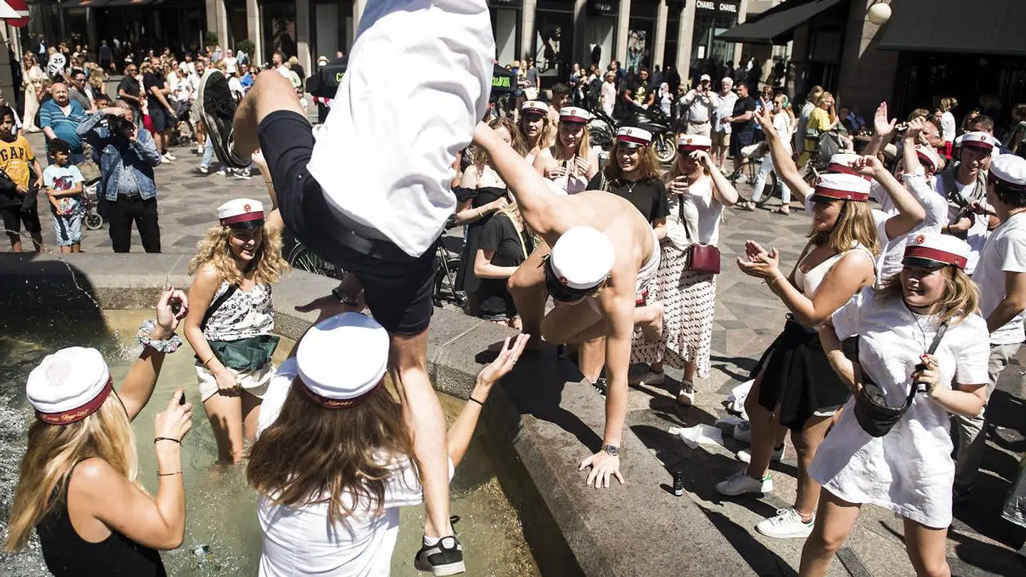 88,7 procent af de unge fra folkeskolens afgangsklasser har fået opfyldt førsteprioriteten for, hvor de efter sommerferien helst vil tage en almen gymnasieuddannelse. Her er det nyudsprungne studenter anno 2018, der hopper i Storkespringvandet i København.