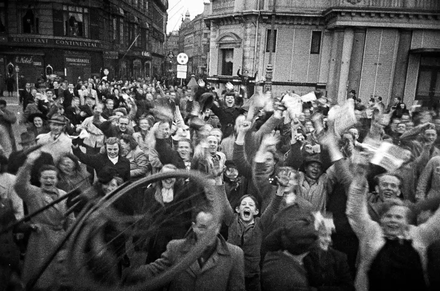 Berlingskes forsidefoto lørdag 5. maj 1945. Der er jubel i gaderne over Danmarks befrielse. Her er det foran indgangen til Strøget ved Kongens Nytorv.