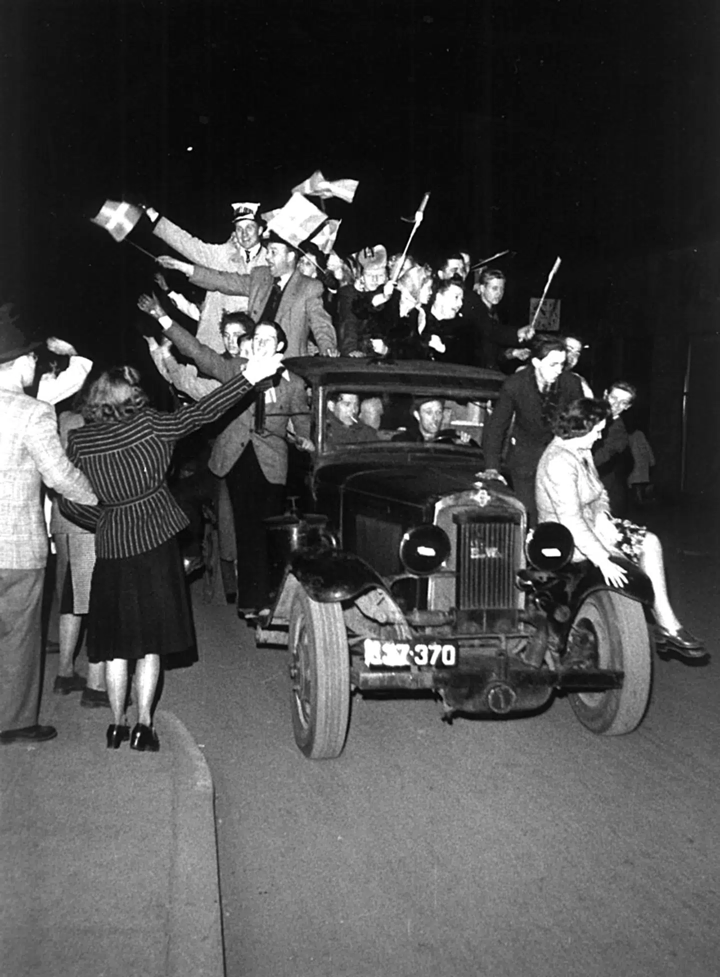 Danskerne fester i gaderne ved nyheden om tyskernes kapitulation 4. maj 1945.