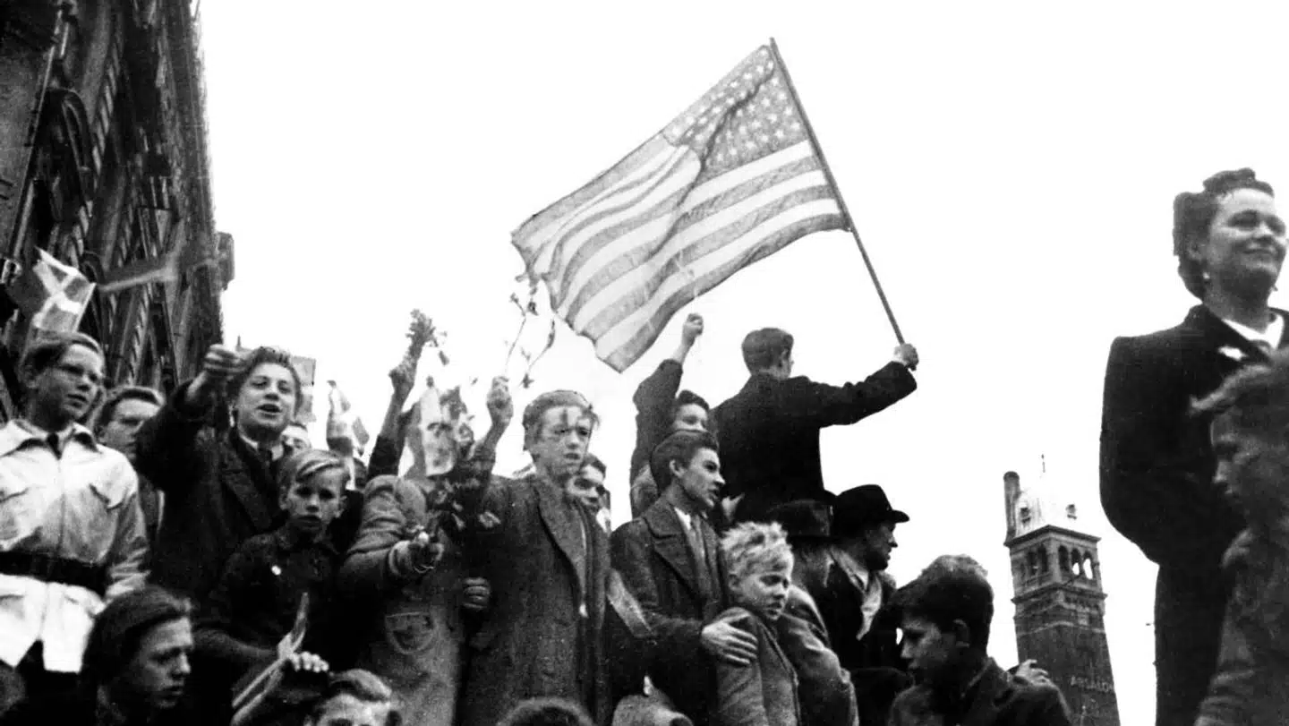 Stars and Stripes på Rådhuspladsen. Befrielsen fejres.